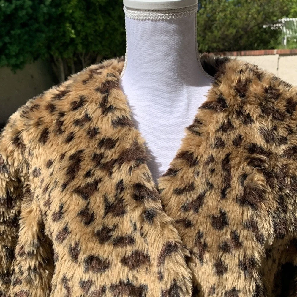NWT-Schritt Faux Leopard Fur Coat.